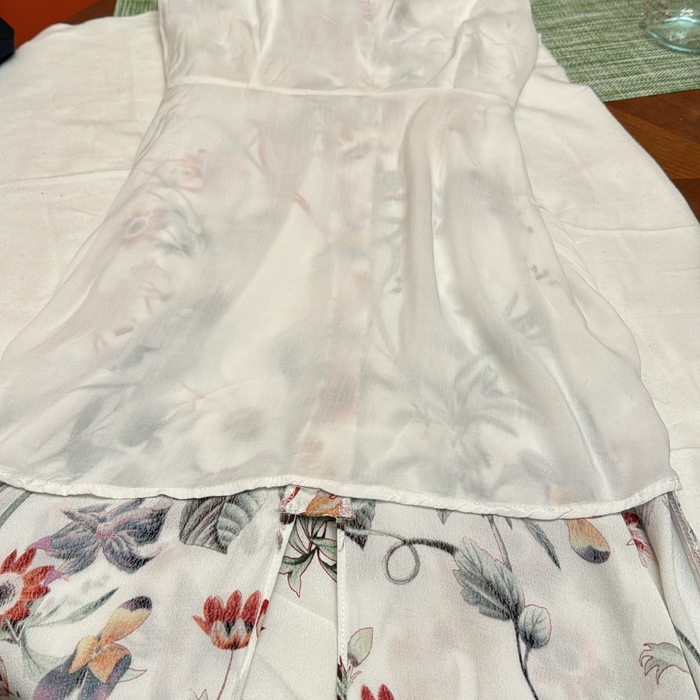 LULU.   Summer floral Dress w/ruffled neckline. Lined. VGUC . Size MED - Picture 10 of 14